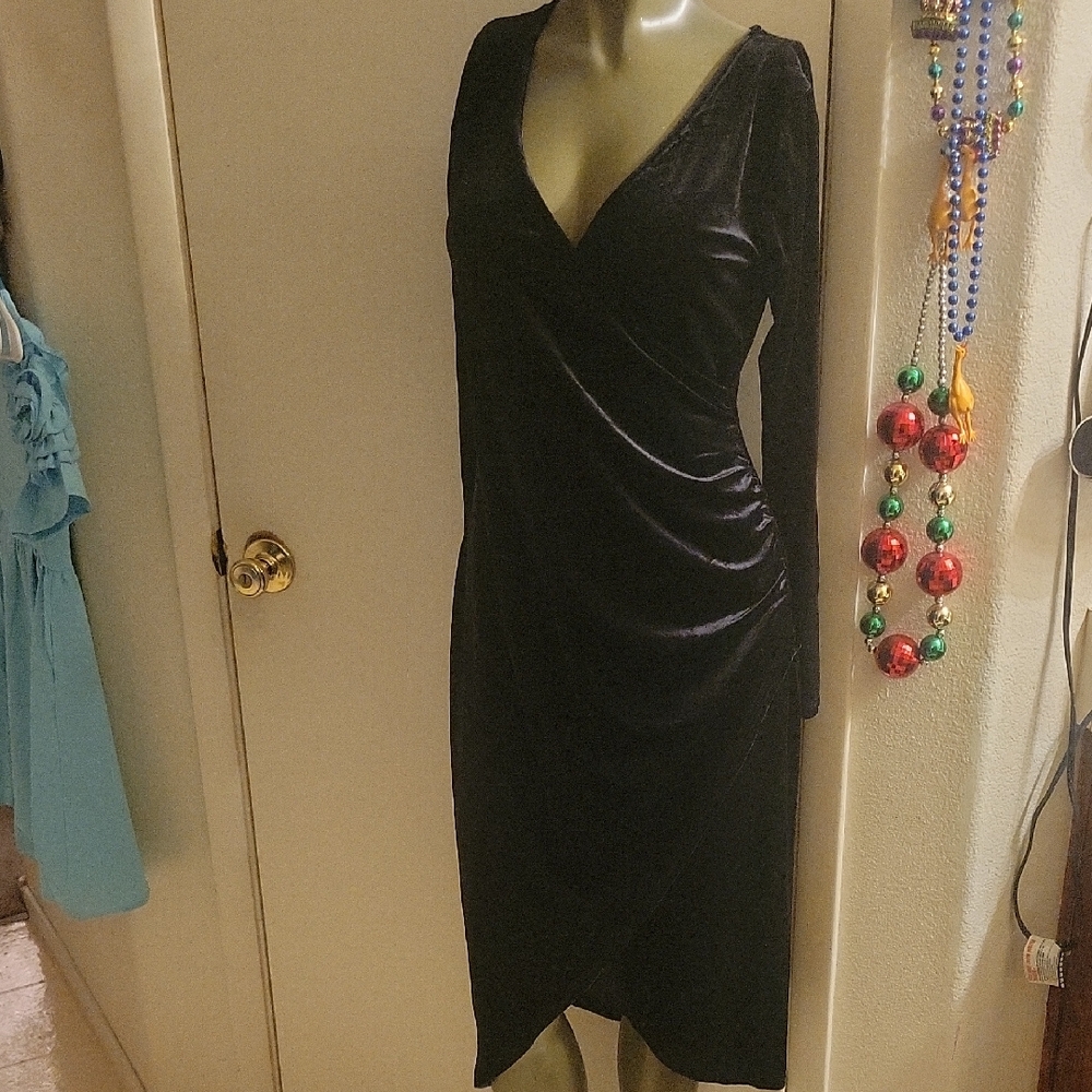 CHNGE Black Long Sleeve Velvet Dress